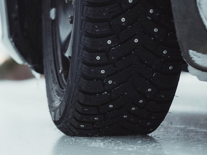Плюсы и минусы использования шипованных шин